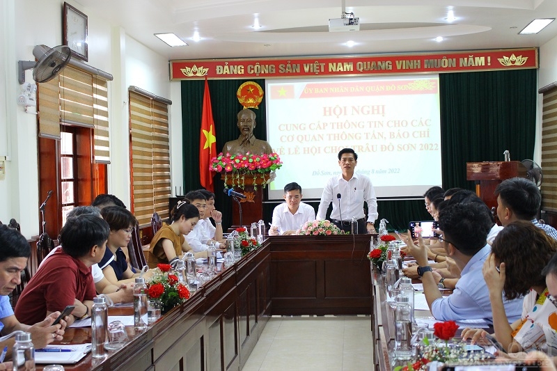 Ông Phạm Hoàng Tuấn - Phó Chủ tịch UBND quận Đồ Sơn thông tin về nét mới trong Lễ hội chọi trâu truyền thống Đồ Sơn năm 2022