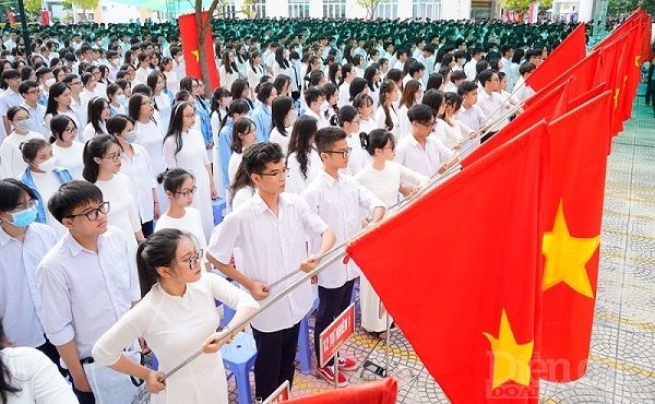 Các thầy cô giáo và các em học sinh Trường THPT chuyên Trần Phú làm lễ chào cờ