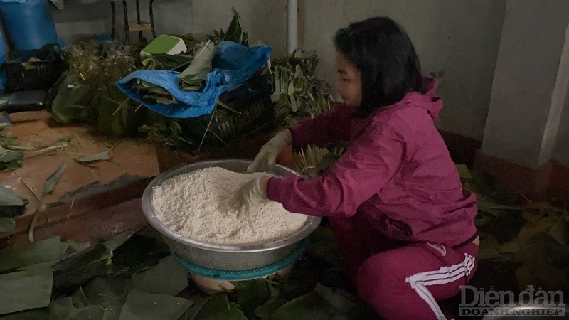 Người làm bánh trộn gạo trước khi gói