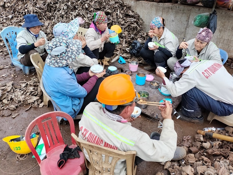 Công nhân công ty TNHH Đầu tư Thương mại Quang Minh ăn mì tôm tại chỗ làm