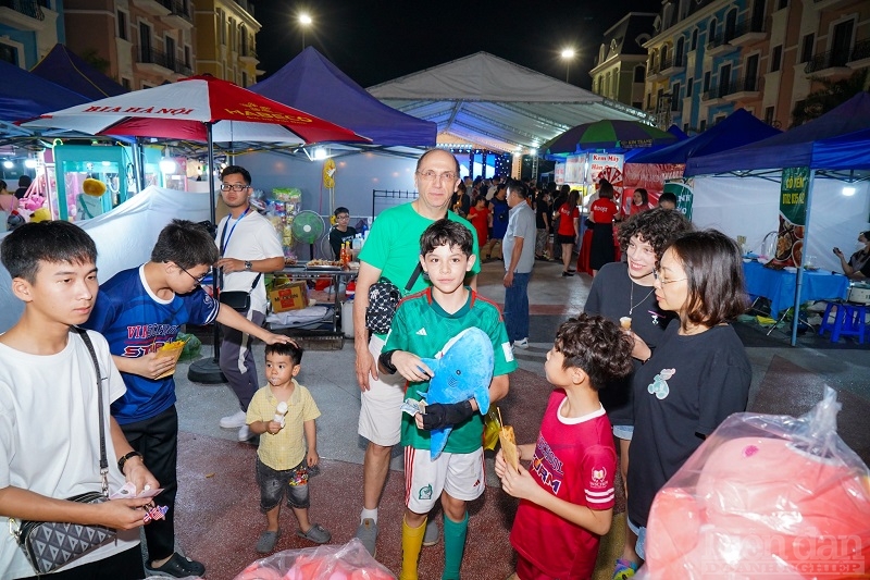 Du khách nước ngoài hào hứng với các trò chơi dân gian tại Liên hoan du lịch “Đồ Sơn – điểm đến bốn mùa”