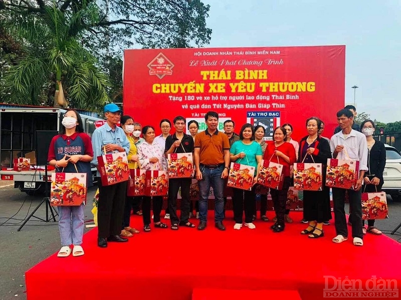Hội doanh nhân Thái Bình Miền Nam trao quà Tết bằng tiền và hiện vật cho các công nhân có hoàn cảnh khó khăn về quê ăn Tết