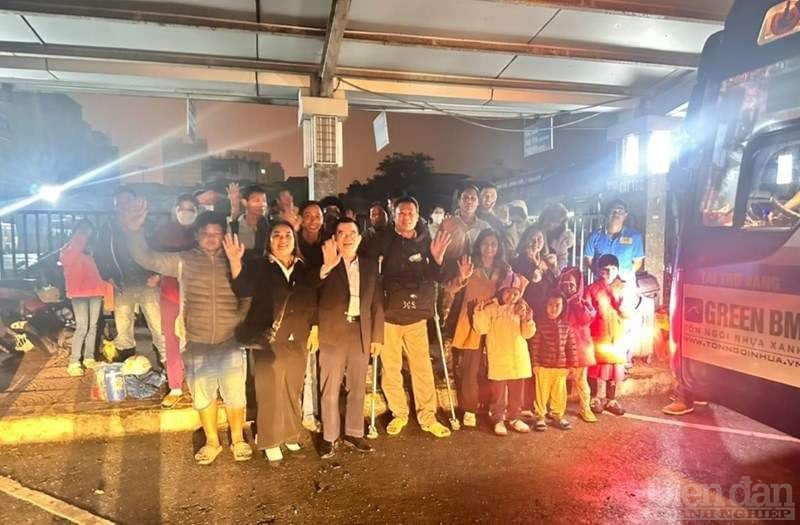 Những công nhân xa quê được Hội doanh nhân Thái Bình Miền Nam hỗ trợ về quê ăn Tết trên chuyến xe 