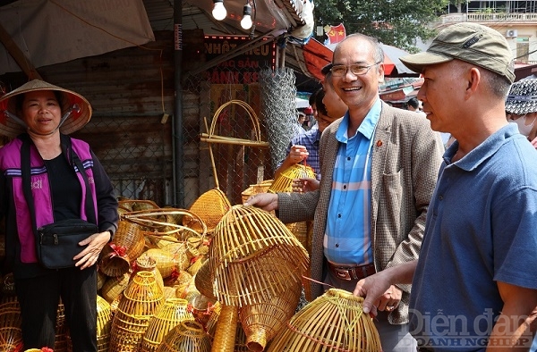 Nam Định: Đến phiên chợ "mua may, bán rủi"
