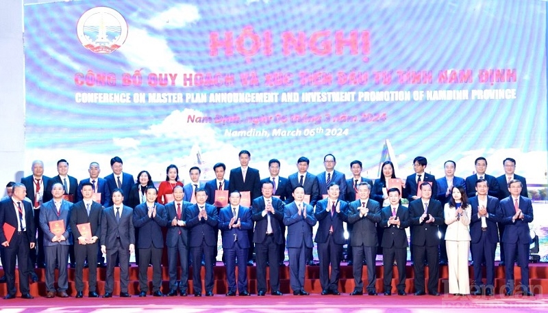 Lãnh đạo tỉnh Nam Định trao quyết định chủ trương đầu tư, chứng nhận đăng ký đầu tư và tặng hoa chúc mừng các nhà đầu tư
