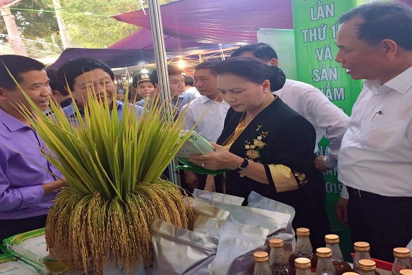 Bà Nguyễn Thị Kim Ngân thăm gian hàng sản phẩm Gạo bãi rươi tại hội chợ làng nghề Việt Nam 2019 và sản phẩm OCOP Hải Dương