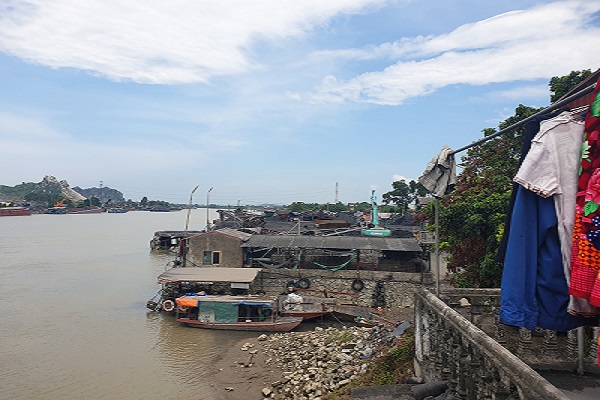 Các điểm xả của bãi than tàu bè dọc các bờ sông Kinh thầy, sông 