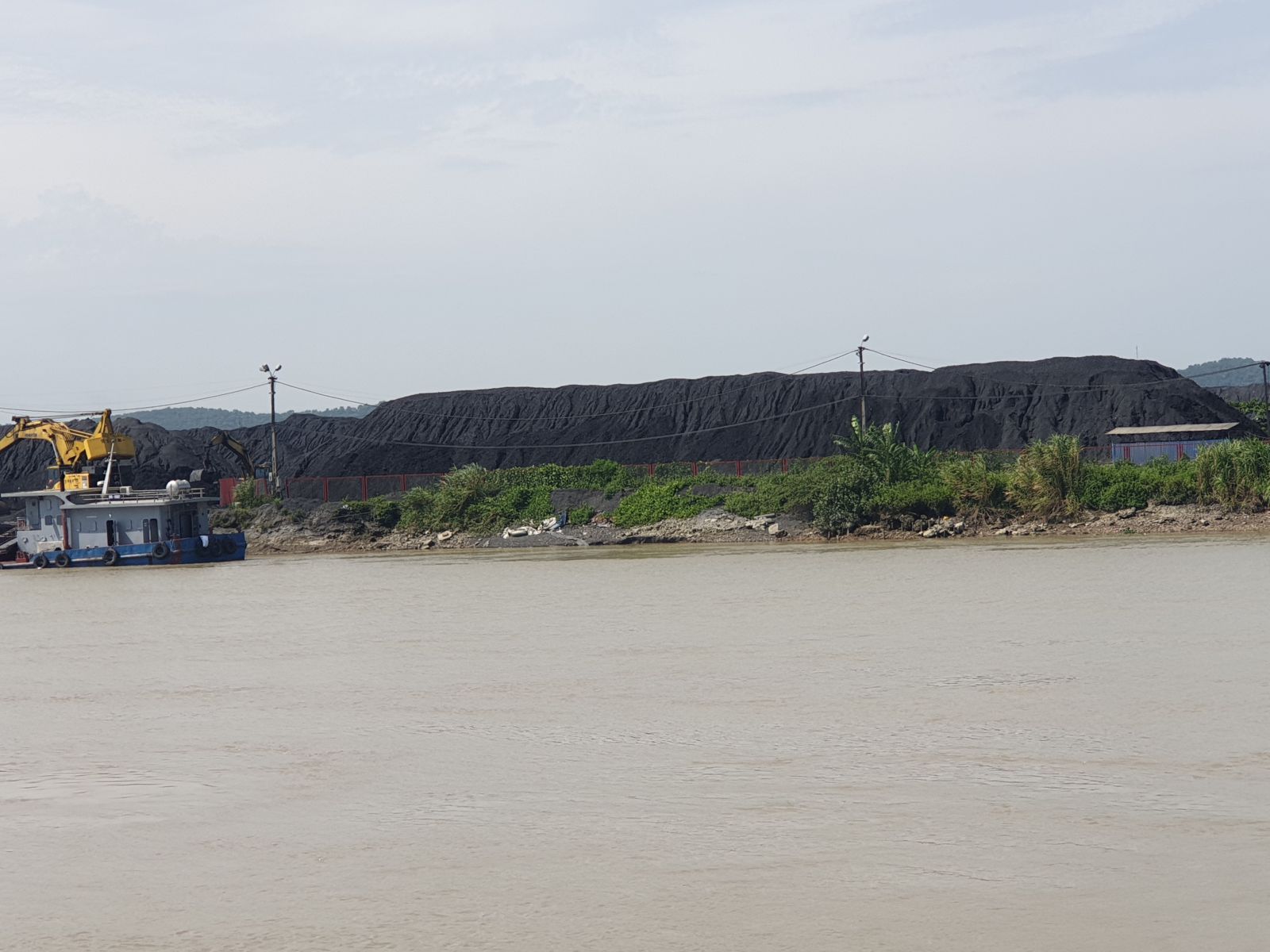 Tàu bè bốc dỡ than tại sông Kinh Thầy