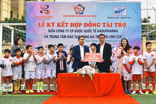 Công ty CP Dược quốc tế Hadu pharma và Trung tâm Đào tạo bóng đá trẻ Tiến Linh CGF (Cẩm Giàng) ký kết hợp đồng tài trợ cho bóng đá trẻ Cẩm Giàng.
