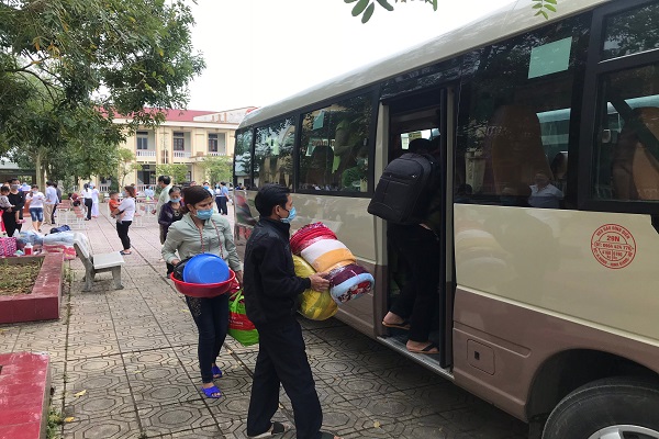 Ban Chỉ đạo phòng chống dịch Covid-19 huyện Thanh Miện tổ chức bàn giao đợt 1 gồm 51 trường hợp F1 tiếp xúc gần với bệnh nhân 73, ở thôn Tiêu Sơn, xã Thanh Giang Thanh Miện