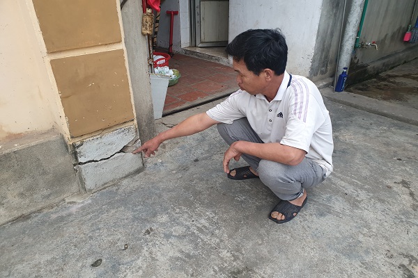 Ông Mạc văn Xuân, thôn Trại Lẻ, kiến nghị công ty Kim Bôi nổ mìn làm nứt nhà.