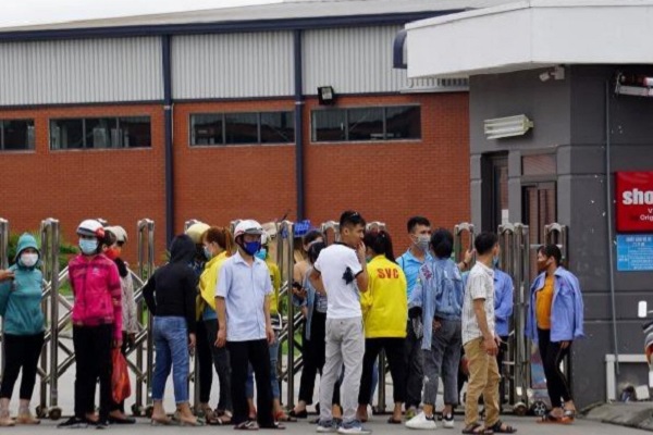 Sáng 22-9 hơn 800 công nhân vây trụ sở Công ty TNHH Shop-Vac Việt Nam, khi Ban Lãnh đạo Công ty đột nhiên không có mặt tại trụ sở.