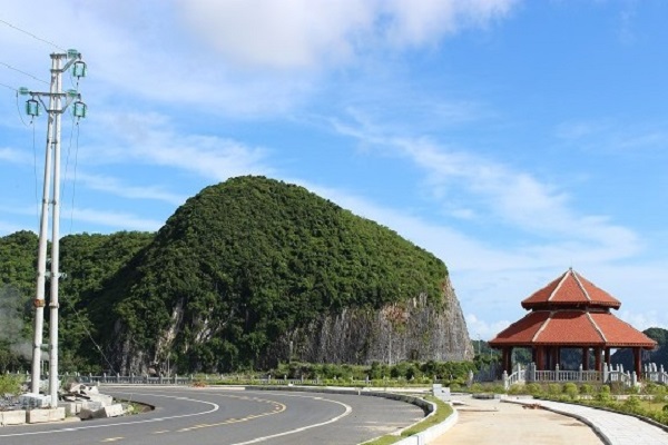 Trên mỗi đồi vọng cảnh, huyện Cát Hải xây dựng một chòi rộng hơn 147 m2, cao trên 11 m, thiết kế hình bát giác bằng gỗ lim, xung quanh lắp đặt lan can đá xanh.