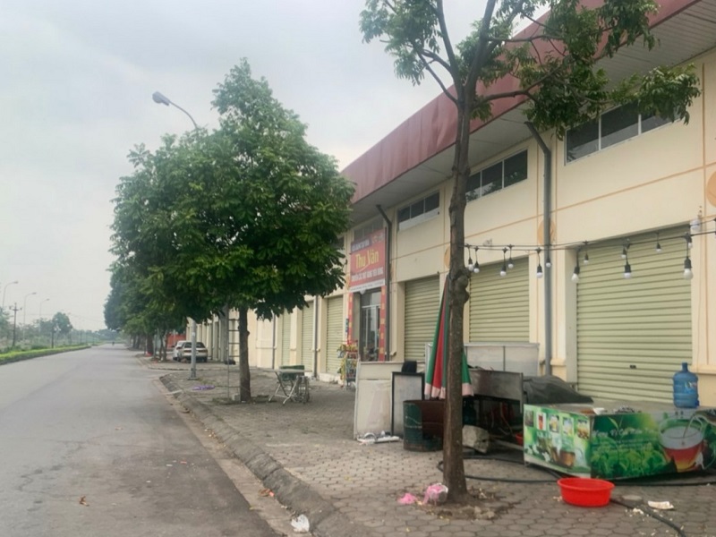 Mặc dù được bàn giao ki-ốt từ năm 2018 nhưng đến nay, chợ Nam Quang ở phường Ái Quốc (TP Hải Dương) vẫn chưa đi vào hoạt động, dở dang, vắng vẻ và xuống cấp gây bức xúc cho các hộ kinh doanh. 