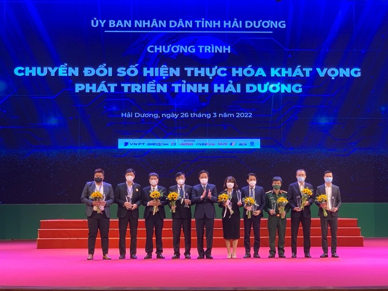 Chủ tịch UBND tỉnh Hải Dương Triệu Thế Hùng tặng hoa một số đơn vị, doanh nghiệp hỗ trợ Hải Dương về chuyển đổi số.