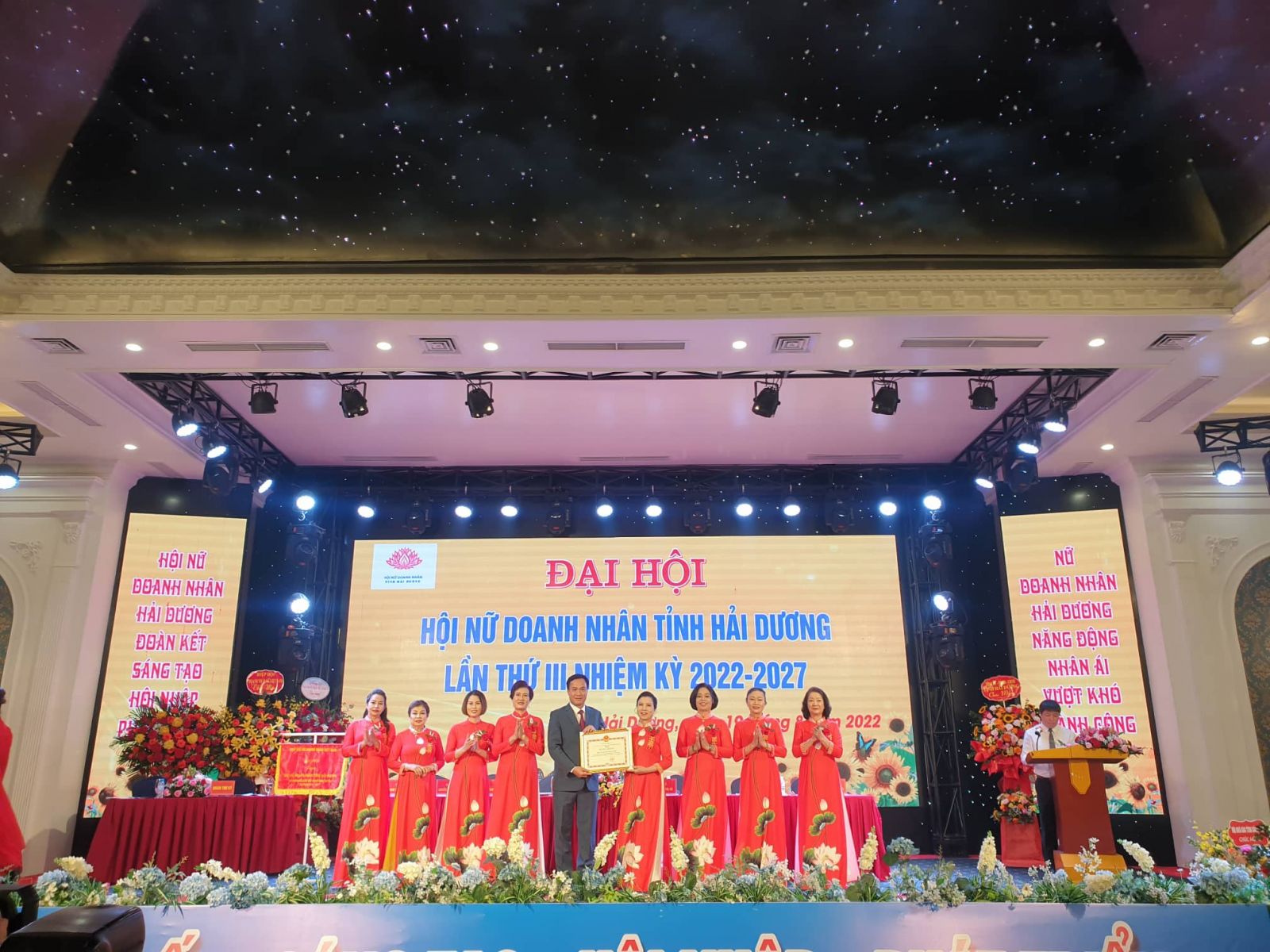 Chủ tịch Uỷ ban Nhân dân tỉnh Hải Dương đã tặng bằng khen cho 1 tập thể và 11 cá nhân có thành tích xuất sắc 