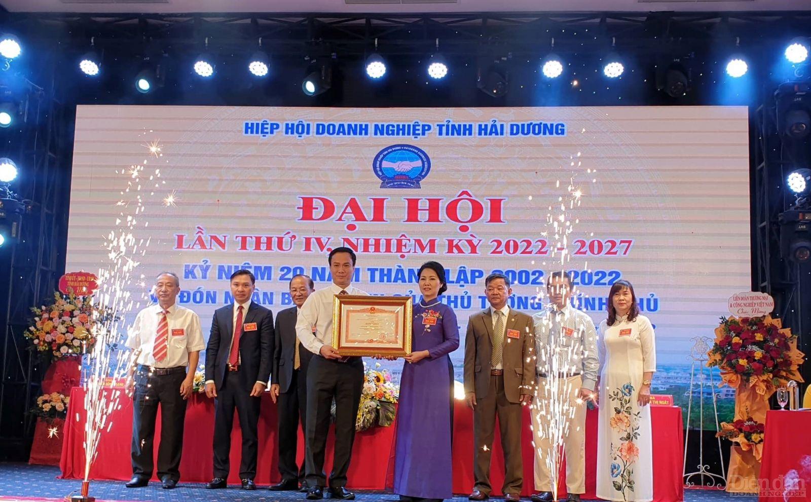 Chủ tịch UBND tỉnh Triệu Thế Hùng trao Bằng khen của Thủ tướng Chính phủ cho Hiệp hội DN tỉnh vì có nhiều thành tích trong công tác xây dựng và phát triển hiệp hội