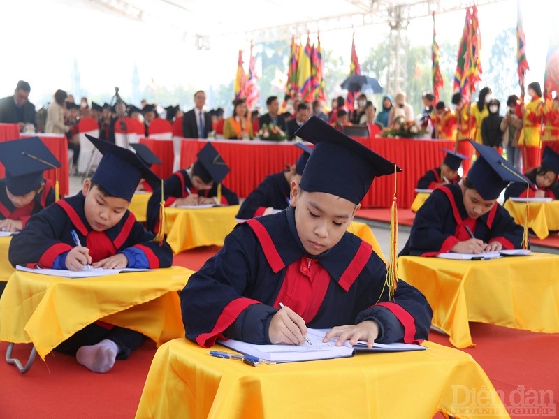 Tại buổi lễ có các giáo viên và gần 100 học sinh tiêu biểu, xuất sắc ở các bậc học trên địa bàn huyện Vĩnh Bảo đã viết những lời ước nguyện, mong muốn trong năm mới vào sổ khai bút.