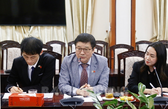 Ông Park Yong Min, Giám đốc Hỗ trợ hành chính thành phố Suwon và các thành viên của đoàn từ Hàn Quốc cảm ơn sự đón tiếp chu đáo, thân tình của lãnh đạo tỉnh Hải Dương, đồng thời bày tỏ ấn tượng đối với Lễ hội truyền thống mùa xuân Côn Sơn - Kiếp Bạc năm 2023.