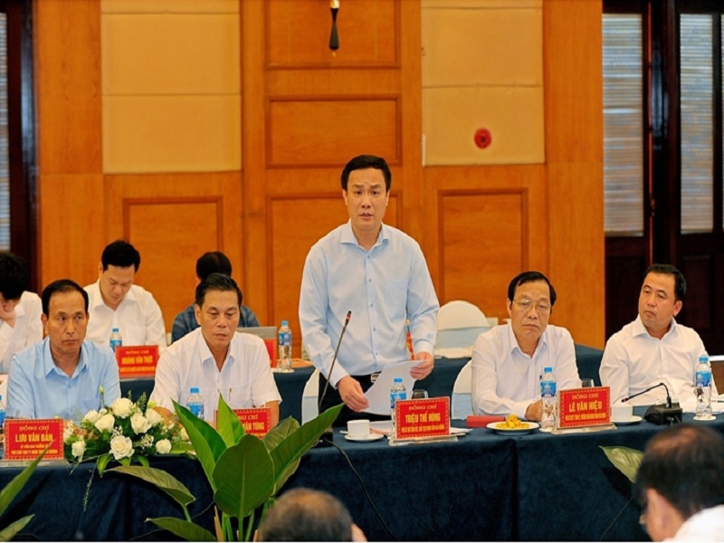 Chủ tịch UBND tỉnh Hải Dương Triệu Thế Hùng báo cáo một số khó khăn, vướng mắc liên quan đến thể chế trong thực hiện các công trình, dự án phát triển kinh tế-xã hội trên địa bàn tỉnh. 