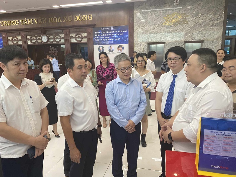 ông Trần Đức Thắng - Bí thư Tỉnh ủy Hải Dương và Giáo sư Ngô Bảo Châu thăm quan gian hàng
