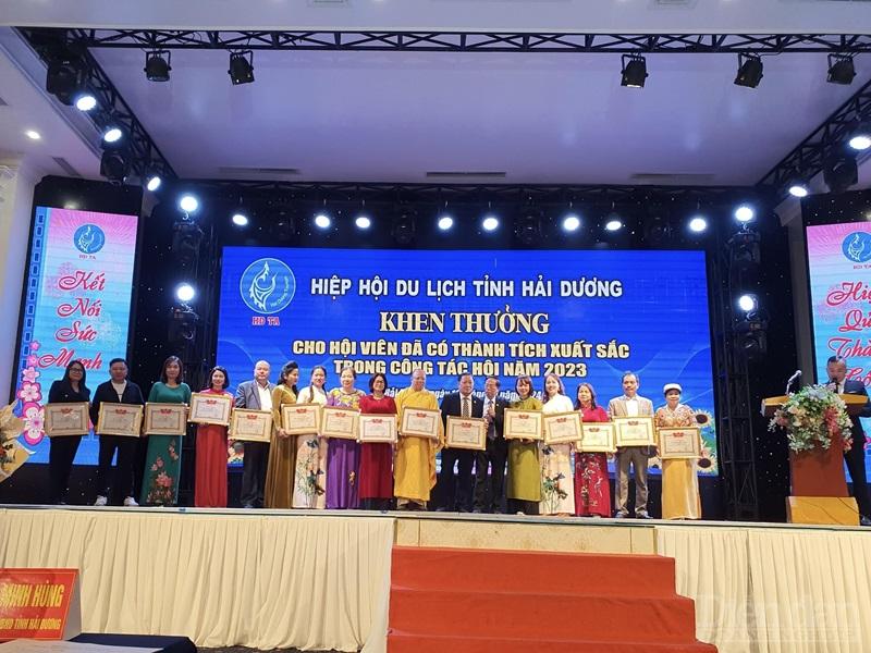 Các hội viên nhận bằng khen của Hiệp hội Du lịch tỉnh Hải Dương
