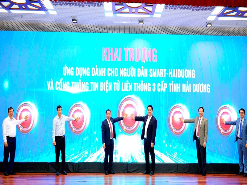 các đại biểu đã bấm nút khai trương ứng dụng dành cho người dân Smart-Hai Duong