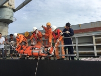 Đưa 02 thuyền viên nước ngoài bị tai nạn lao động trên biển về bờ cấp cứu