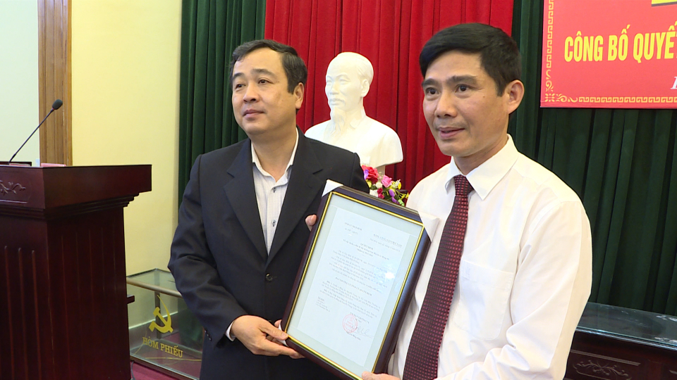 Ông Ngô Đông Hải, Ủy viên dự khuyết Trung ương Đảng trao quyết định chuẩn y của Ban Thường vụ Tỉnh ủy cho ông Nguyễn Trọng Lộ. 