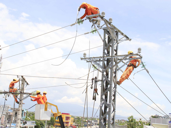 Công nhân điện lực Thái Bình đang thi công xây dựng