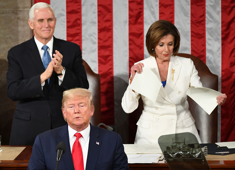 Tổng thống Mỹ Donald Trump đọc thông điệp liên bang ngày 4.2 (giờ Mỹ) tại Quốc hội Mỹ. Phía sau là Chủ tịch Hạ viện, Nancy Pelosi, xé bỏ bản sao bài phát biểu của ông Trump.