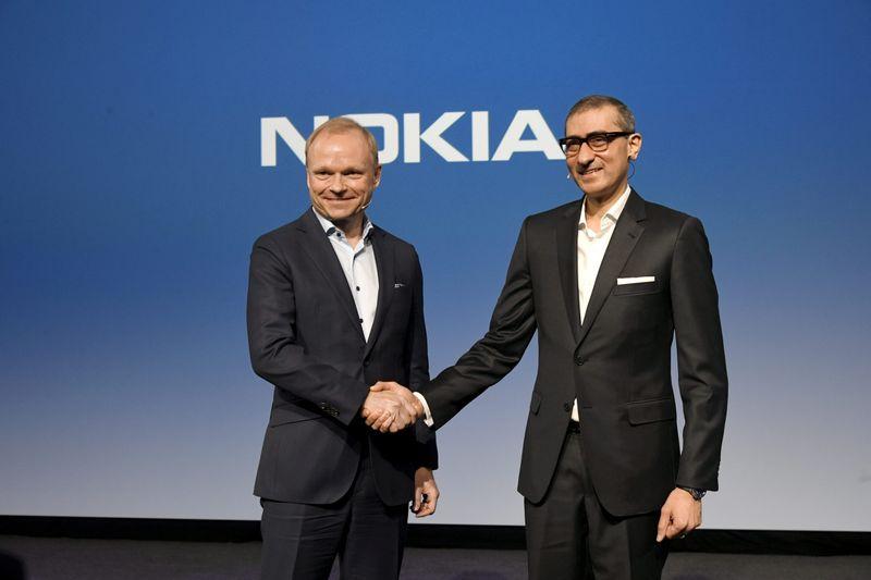 Giám đốc điều hành mới của Nokia, ông Pekka Lundmark bắt tay với cựu Chủ tịch Rajeev Suri (phải) sau cuộc họp báo tại trụ sở Nokia ở Espoo, Phần Lan ngày 2 tháng 3 năm 2020. Ảnh REUTERS