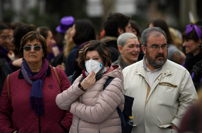 Rất ít người Tây Ban Nha đeo khẩu trang ở nơi công cộng. Ảnh Reuters