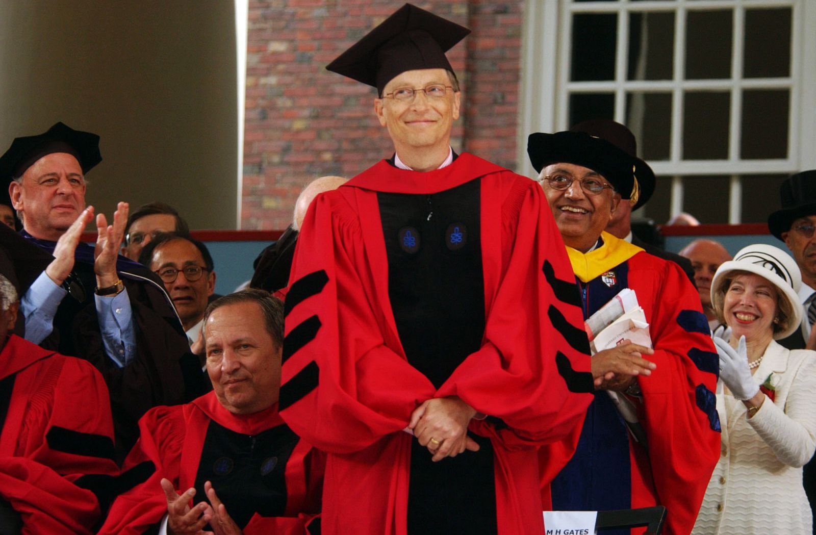 Dù chưa tốt nghiệp Harvard nhưng vào năm 2007 ông vẫn được trường Đại học danh tiếng này trao bằng danh dự.