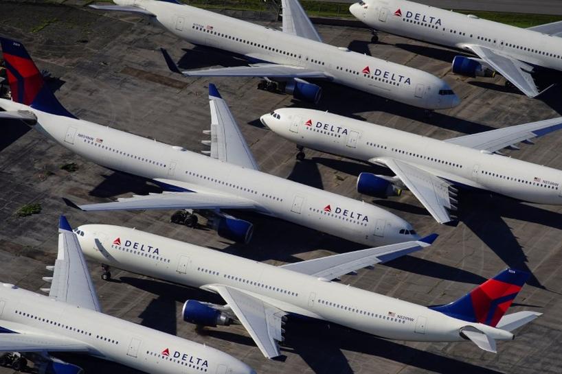 Các máy bay chở khách của Delta Air Lines “chật bãi” tại Sân bay Quốc tế Birmingham-Shuttlesworth ở Birmingham, Alabama, Hoa Kỳ ngày 25 tháng 3 năm 2020. Ảnh REUTERS