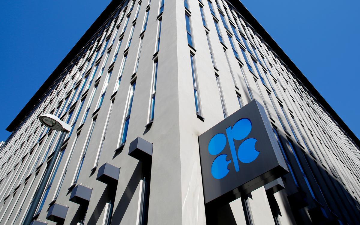 Logo của Tổ chức các nước xuất khẩu dầu mỏ(OPEC) được nhìn thấy bên ngoài trụ sở của OPEC tại Vienna, Áo ngày 9 tháng 4 năm 2020. REUTERS 