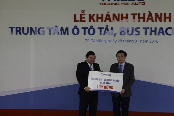 Tại Lễ khánh thành, Thaco trao tặng 1 tỉ đồng hỗ trợ người nghèo TP Đà Nẵng thông qua MTTQ VN TP Đà Nẵng