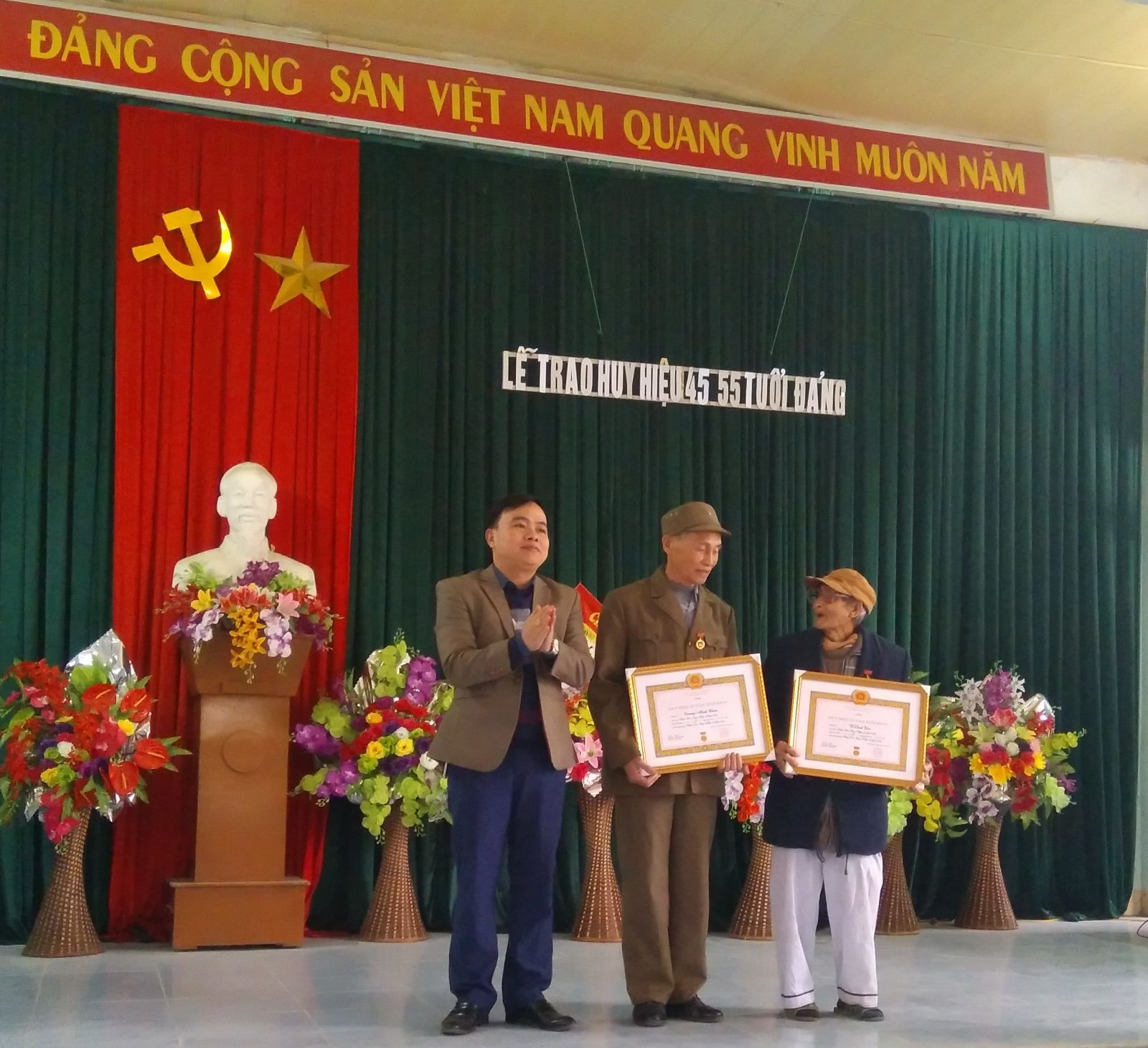 Đảng uỷ, chính quyền xã trao huy hiệu 55 tuổi Đảng cho các cán bộ, lão thành cách mạng
