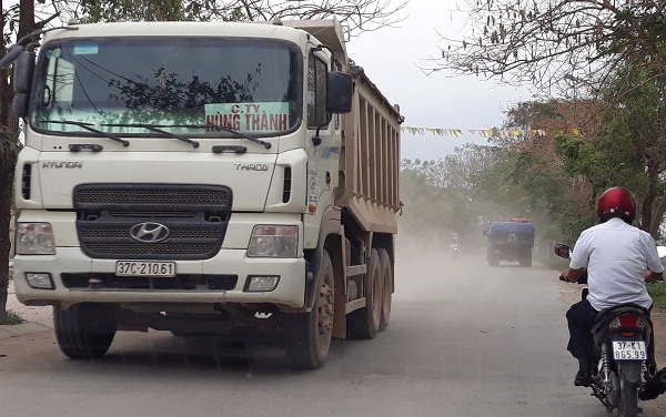 Xe tải trọng lớn không chỉ “uy hiếp” QL 46 mà còn “cày xới” cả tuyến đường Nguyễn Trường Tộ đi qua xã Hưng Đông, Tp Vinh