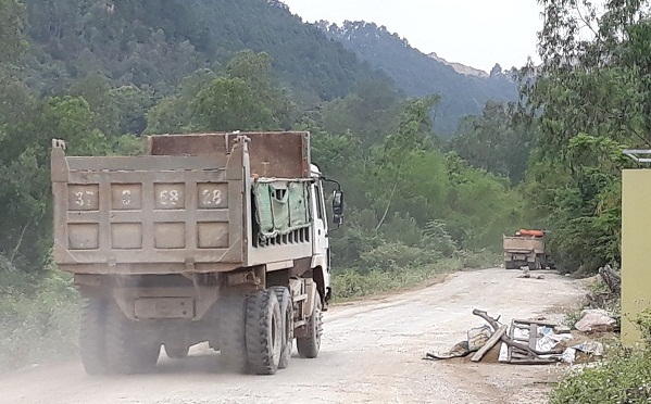 Xe tải trọng lớn vô tư đi vào đường làng thuộc xóm Đại Đồng, xã Hưng Tây, huyện Hưng Nguyên để chở đất đá ra lưu thông trên QL 46