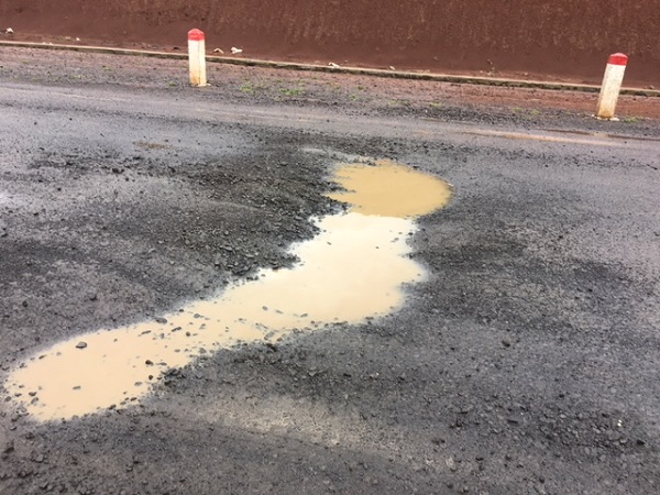 Nhiều điểm sụt lún nước đọng nguy cơ trở thành vết dầu loang rộng bề mặt đường