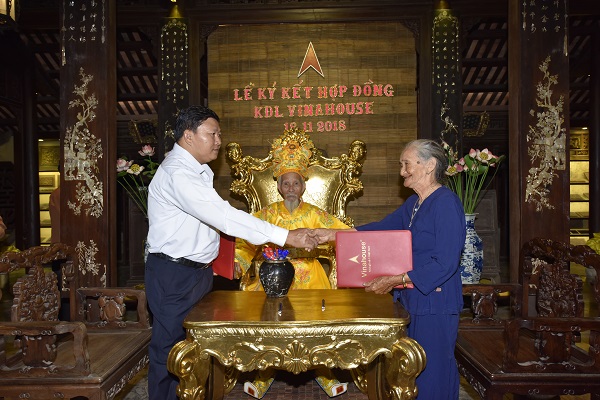 Bà cụ có nụ cười đẹp nhất Thế giới kỳ kết hợp đồng đại diện thương hiệu cho doanh nghiệp kinh doanh và bảo tồn nhà cổ ở Quảng Nam