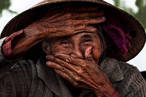 Bức ảnh chụp cụ bà Bùi Thị Xong - người phụ nữ nghèo làm nghề chèo thuyền đón khách du lịch ở Hội An từng được nhiều tờ báo và kênh truyền hình uy tín của Mỹ ca ngợi là 