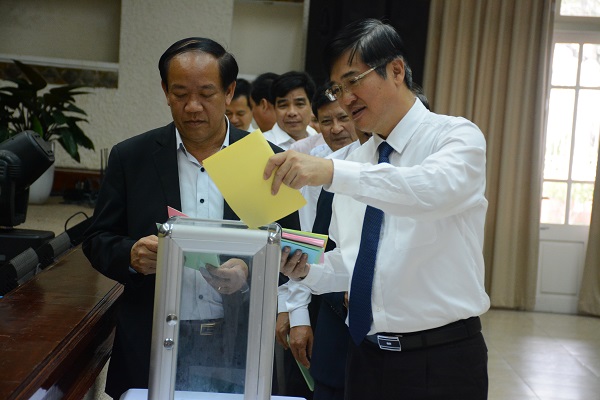 Đại biểu HĐND tỉnh Quảng Nam tham gia bỏ phiếu tín nhiệm