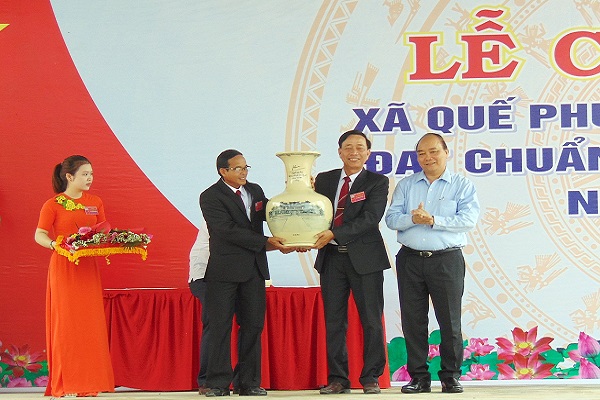 Thủ tướng Nguyễn Xuân phúc tặng quà bình gốm xứ cho chính quyền xã Quế Phú
