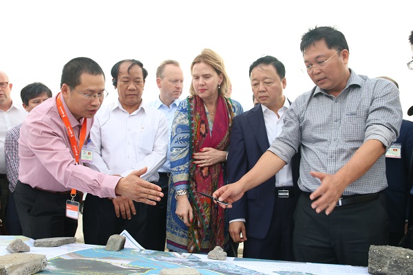 Bộ trưởng Trần Hồng Hà vừa dẫn đầu đoàn công tác của Bộ Tài nguyên & Môi trường cùng Bộ trưởng Cơ sở hạ tầng và Quản lý nước Hà Lan – bà Cornelia Van Nieuwenhuizen đã có chuyến thực tế khu vực bờ biển Cửa Đại 