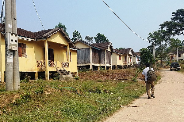 Phần lớn ngôi nhà tái định cư làng Xô Luông không có người ở, bỏ không 