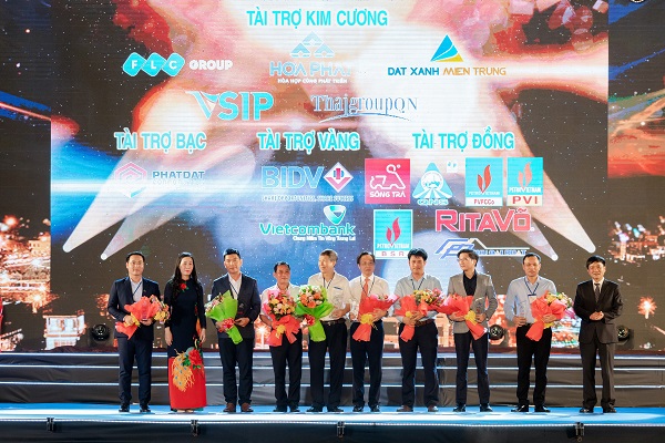 BTC trao hoa và chứng nhận đầu tư cho các doanh nghiệp, đại diện đơn vị Đất Xanh Miền Trung đứng đầu tiên từ bên trái qua.