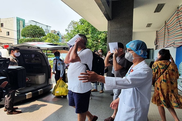 Khoảng 10 giờ 30 ngày 27-3, Bệnh viện Đà Nẵng đã cho xuất viện 3 bệnh nhân mắc Covid-19