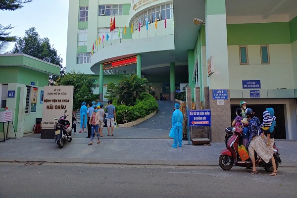 Tiến hành phun khử trùng tại Trung tâm y tế quận Hải Châu, nơi bệnh nhân số 418 khám bệnh.